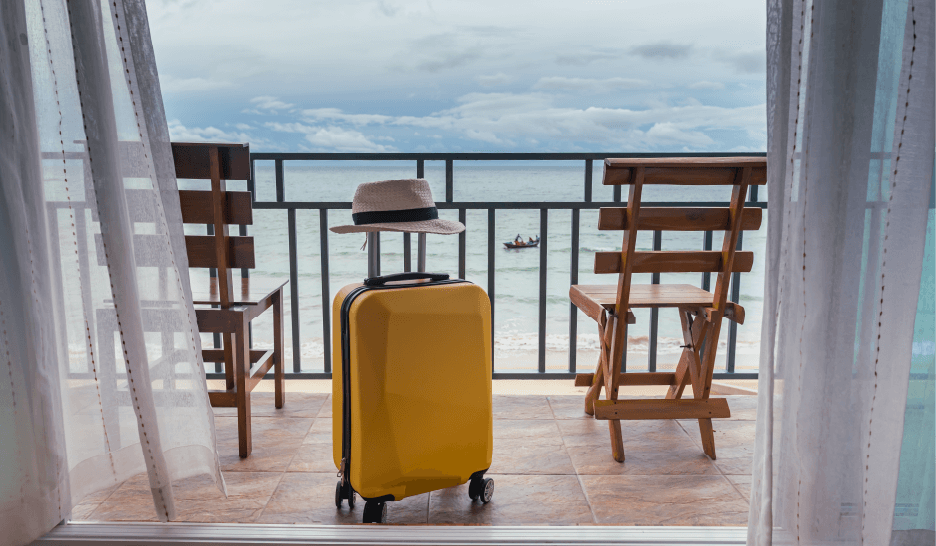 Gesund Reisen ohne Bettwanzen Gepäck auf dem Balkon mit Meerblick